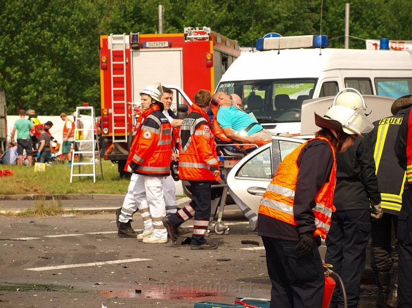 Schwerer Unfall mit Reisebus Lohmar Donrather Dreieck P129.JPG